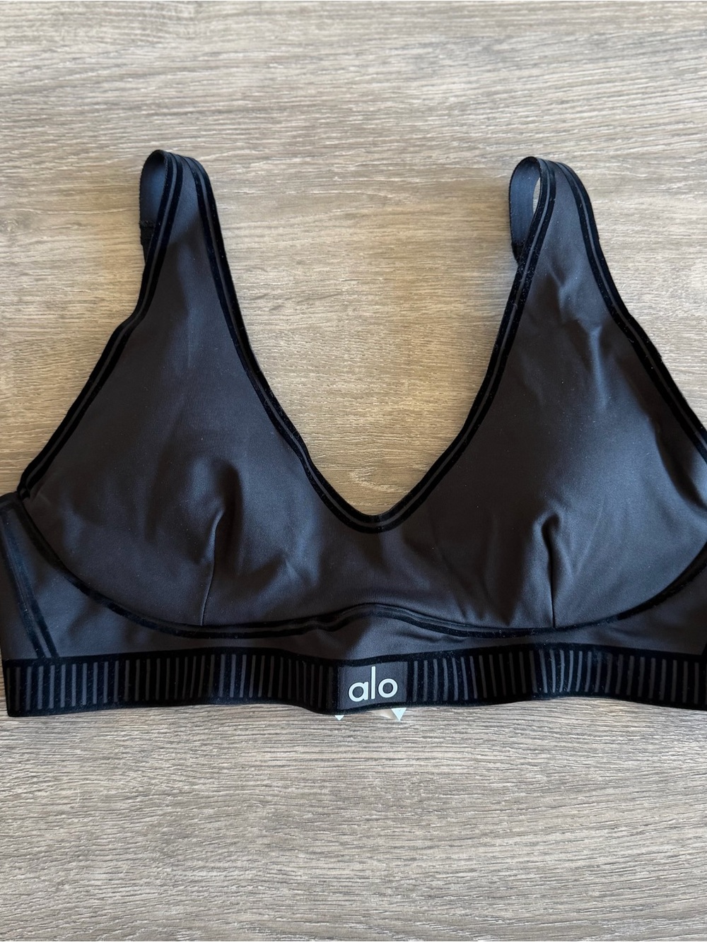 ALO Yoga Black Airlift line up bra